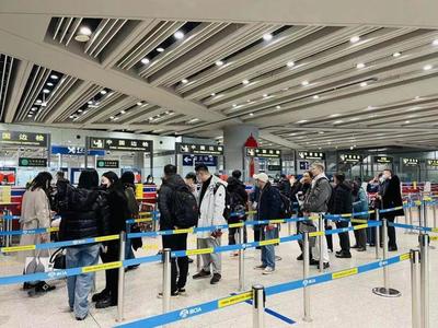 国家移民管理局 全面恢复内地与港澳人员往来首日，出入境通关服务保障便捷高效